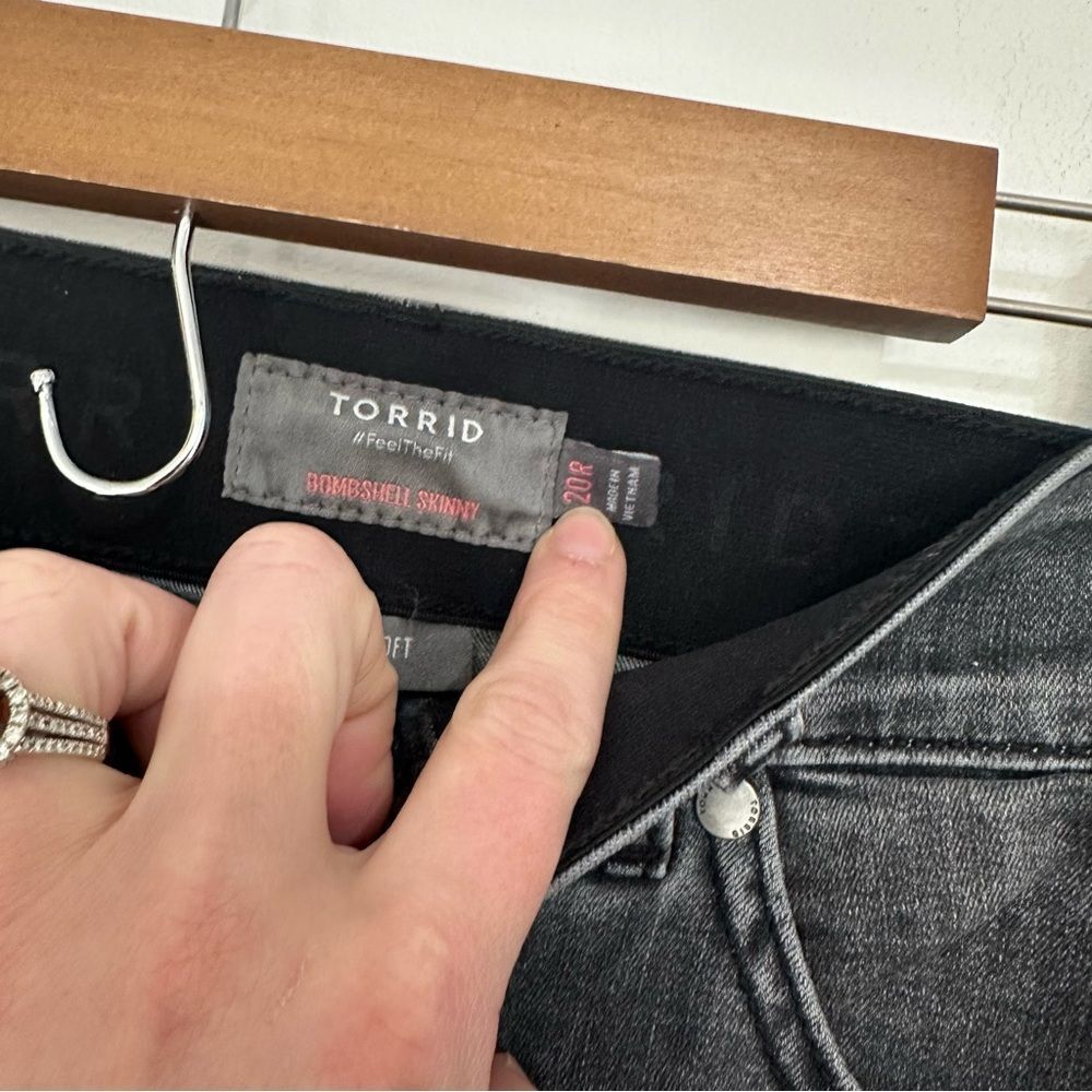 Torrid Bombshell Skinny Gray Raw‎ Hem Distressed Jeans 20R - Picture 5 of 6
